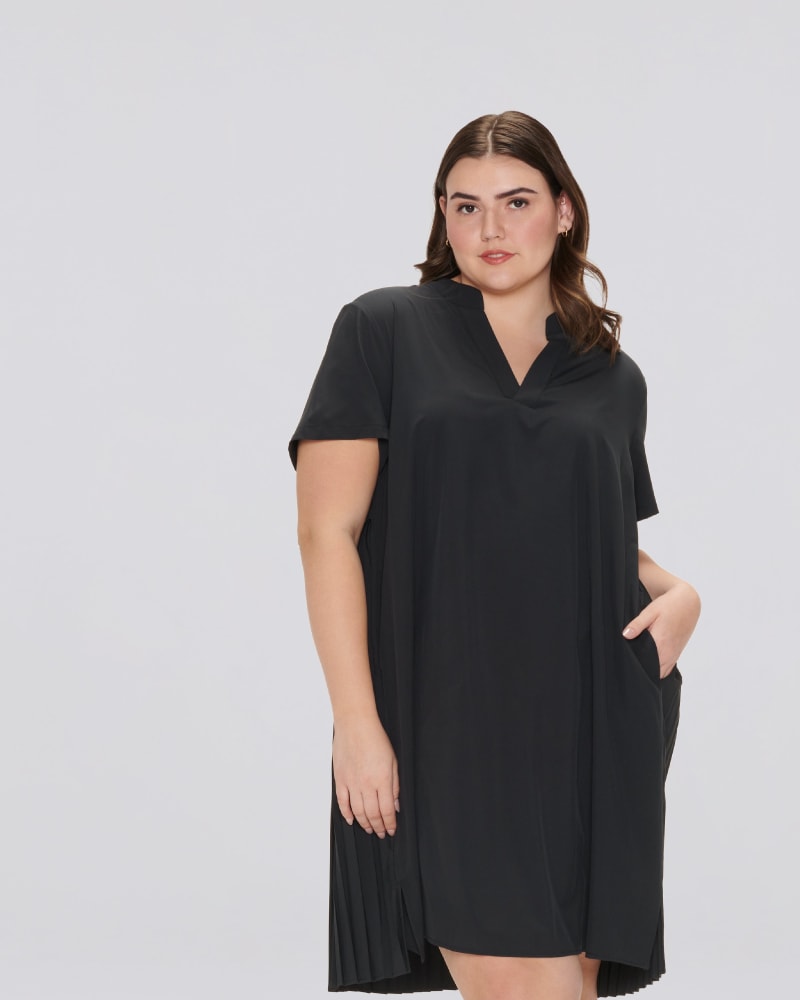 Front of a model wearing a size 3XL Gabrielle Pleated Back Dress with Pockets in Black by Cotidié. | dia_product_style_image_id:299292
